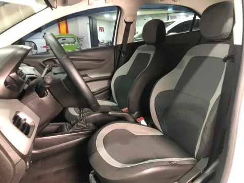 Chevrolet ONIX 2016 branco à venda na Pipo Veículos em Avaré-SP — foto 9