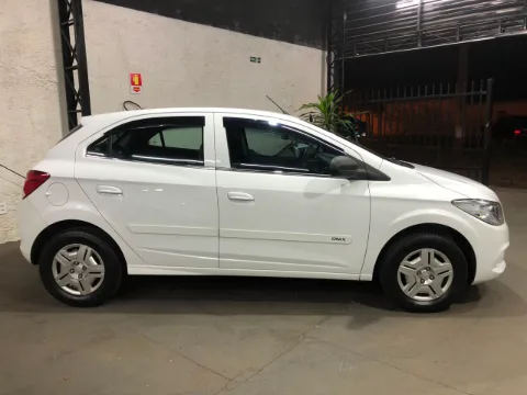 Chevrolet ONIX 2016 branco à venda na Pipo Veículos em Avaré-SP — foto 4