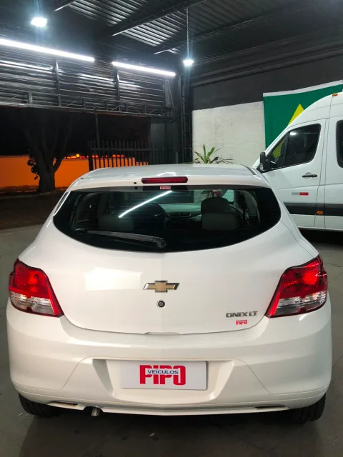 Chevrolet ONIX 2016 branco à venda na Pipo Veículos em Avaré-SP — foto 6