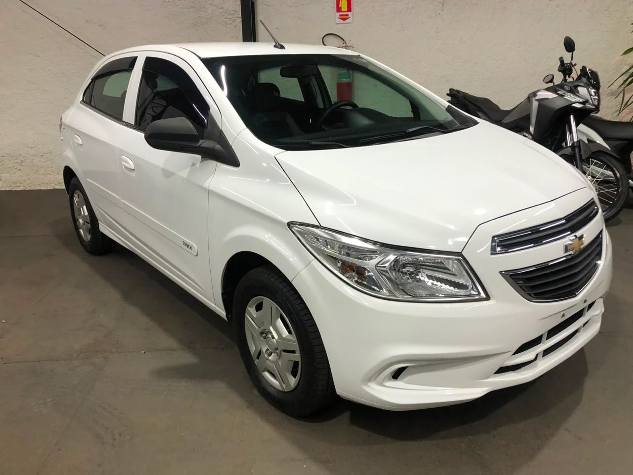 Chevrolet ONIX 2016 branco à venda na Pipo Veículos em Avaré-SP