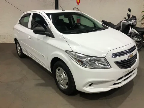 Chevrolet ONIX 2016 branco à venda na Pipo Veículos em Avaré-SP — foto 1