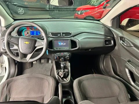 Chevrolet ONIX 2015 branco à venda na Pipo Veículos em Avaré-SP — foto 9