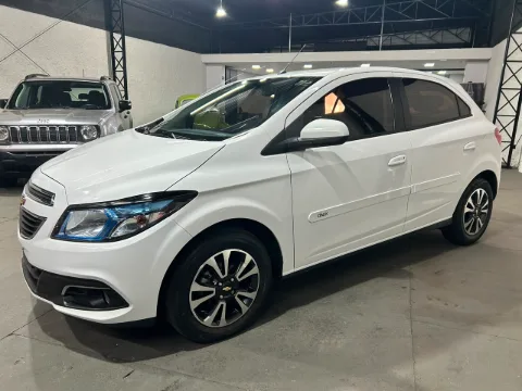 Chevrolet ONIX 2015 branco à venda na Pipo Veículos em Avaré-SP — foto 6