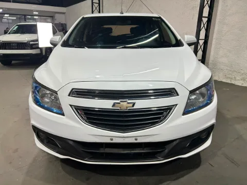 Chevrolet ONIX 2015 branco à venda na Pipo Veículos em Avaré-SP — foto 4