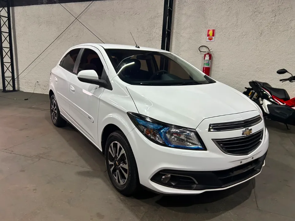 Chevrolet ONIX 2015 branco à venda na Pipo Veículos em Avaré-SP