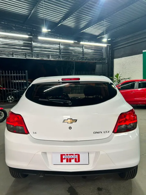 Chevrolet ONIX 2015 branco à venda na Pipo Veículos em Avaré-SP — foto 7