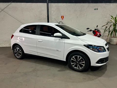 Chevrolet ONIX 2015 branco à venda na Pipo Veículos em Avaré-SP — foto 5