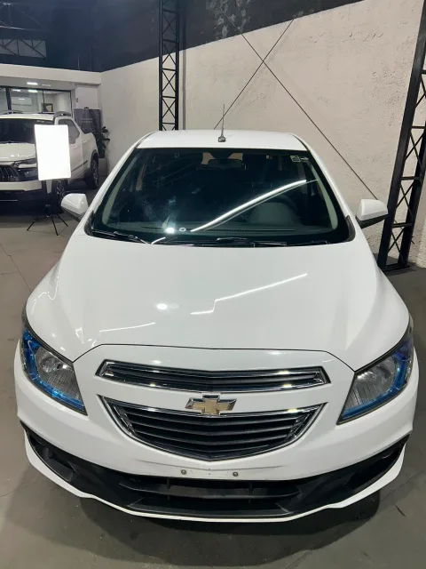 Chevrolet ONIX 2015 branco à venda na Pipo Veículos em Avaré-SP — foto 3