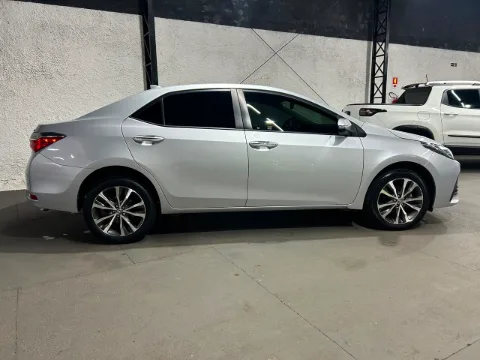 Toyota COROLLA 2018 prata à venda na Pipo Veículos em Avaré-SP — foto 4