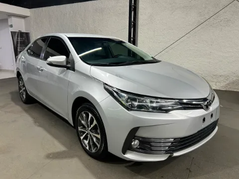 Toyota COROLLA 2018 prata à venda na Pipo Veículos em Avaré-SP — foto 1