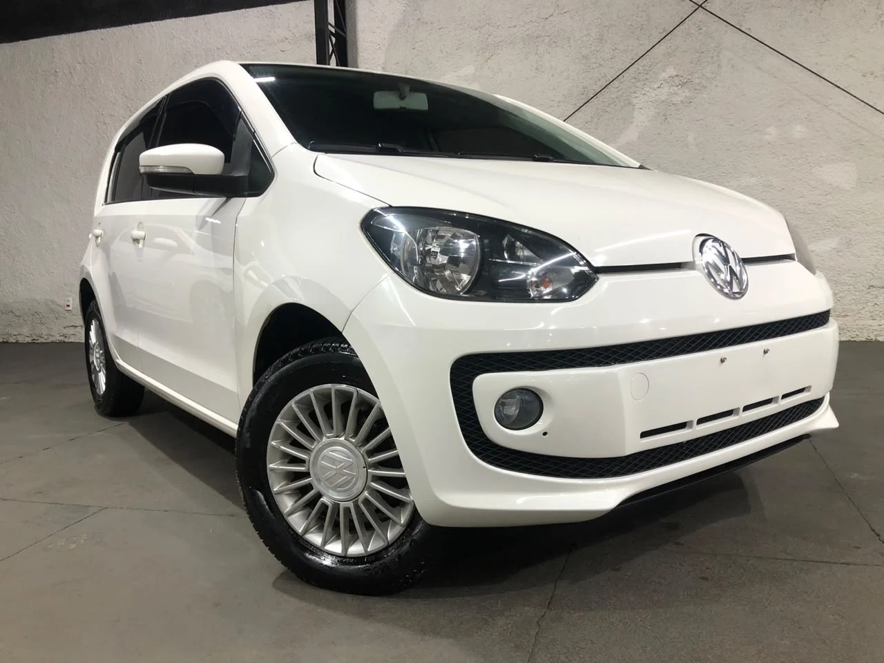 Volkswagen UP 2016 branca à venda na Pipo Veículos em Avaré-SP